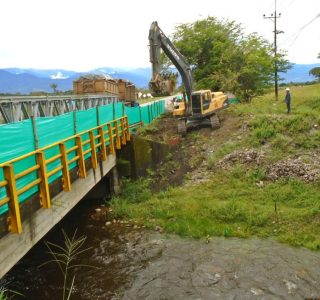 Esta semana se iniciaron las obras de construcción de la variante, la cual se hará paralela al puente actual, por el lecho del río, utilizando tubos metálicos.